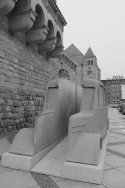 Pomnik szarych autobusów przed CK Zamek w Poznaniu. Fot. M.Smolińska