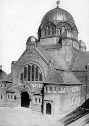 Historyczny gmach poznańskiej synagogi przedbudowane podczas okupacji na pływalnię.